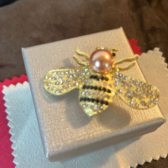 Crystal Bee with Pearl in Goldtone Brooch - Picture 4 of 7